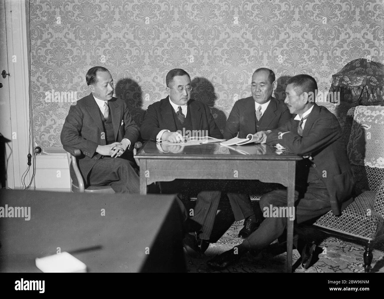 Japs diskutieren die Lage in Genf . Während China und Japan im Krieg sind, nehmen beide Länder an der Weltabrüstungskonferenz in Genf Teil. Die japanische Delegation diskutiert die Situation in ihrem Hotel in Genf, von links nach rechts, Botschafter Sato, Baron Matsudaira (Botschafter in London), Vize-Admiral Nagano, Lieut General Matsudaira. Februar 1932 Stockfoto