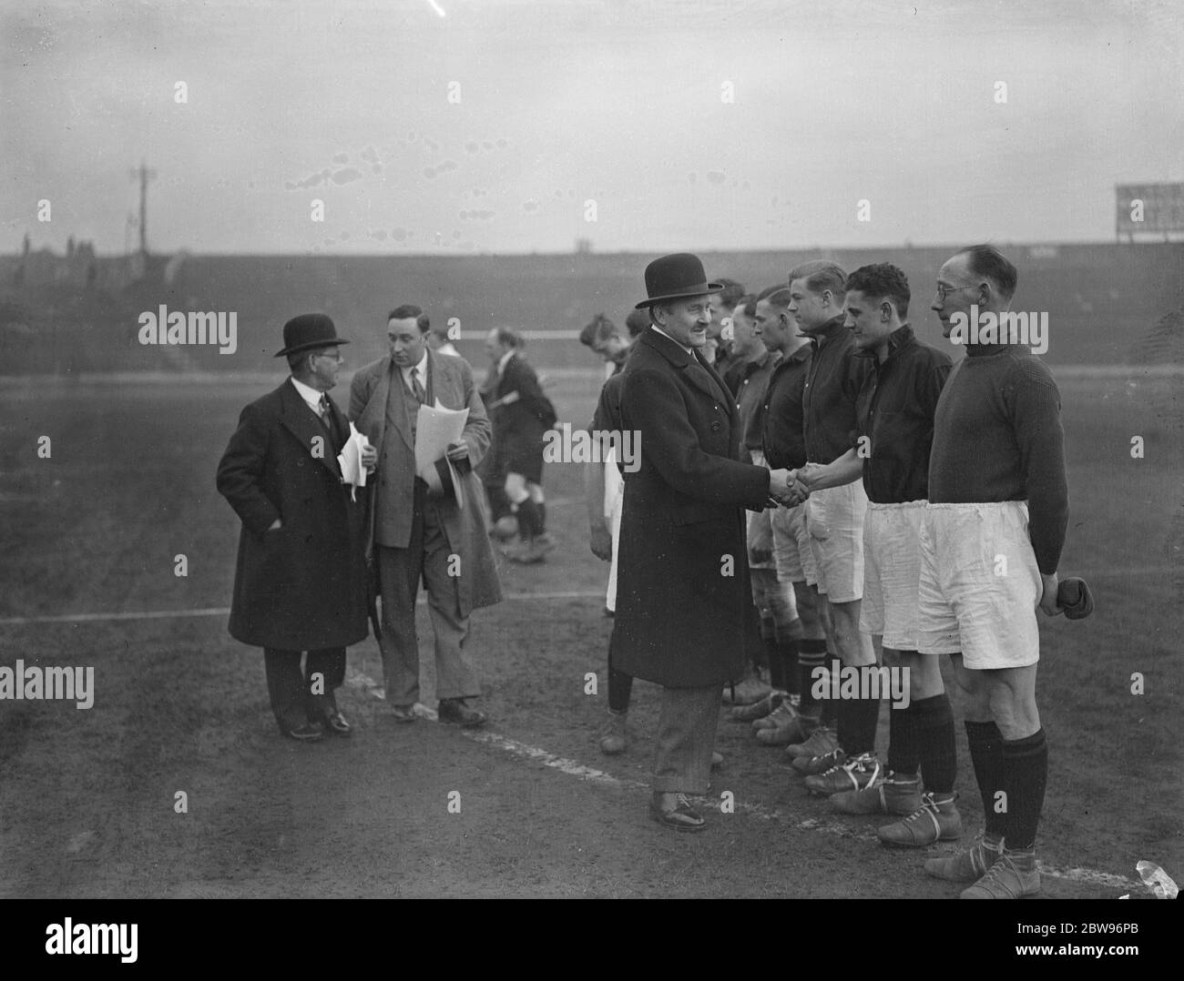 Prinz Arthur von Connaught inspiziert Feuerwehrleute bei Benefizfußballspiel an Stamford Bridge . Prinz Arthur von Connaught startete bei einem Charity Football Spiel zwischen Feuerwehrleuten in Stamford Bridge, London. Prinz Arthur von Connaught Inspektion eines der Teams. April 1932 Stockfoto