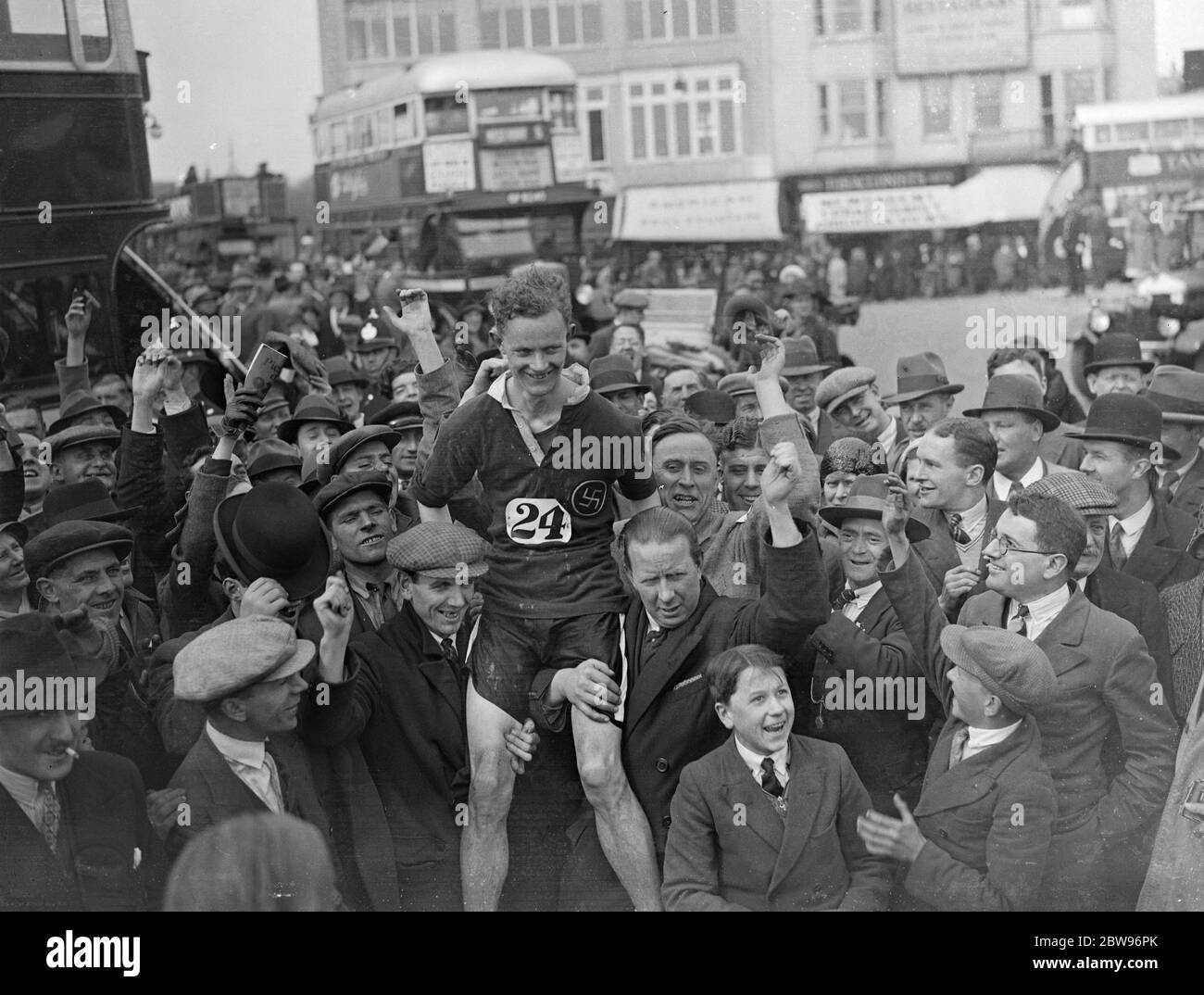 Gewinner von London nach Brighton Börse gehen . L J Hollyer, gewann die London to Brighton Stock Exchange Walk, eine Entfernung von fünfzig Meilen. Seine Zeit für den Spaziergang war acht Stunden fünfzig Minuten. L J Hollyer gewinnt das Rennen von einer großen Menge in Brighton beobachtet. 30. April 1932 Stockfoto