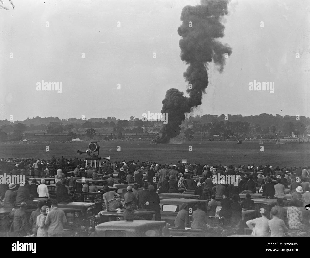 Luftschiff auf Hendon Air Pageant abgeschossen. Ein Dummy-Luftschiff wurde in Flammen auf der Royal Air Force Aerial Display am Hendon Aerodrome, London. Die Luftschiffverbrennung nach dem Zusammenprall auf den Boden in Flammen auf den Festzug . 25 Juni 1932 Stockfoto