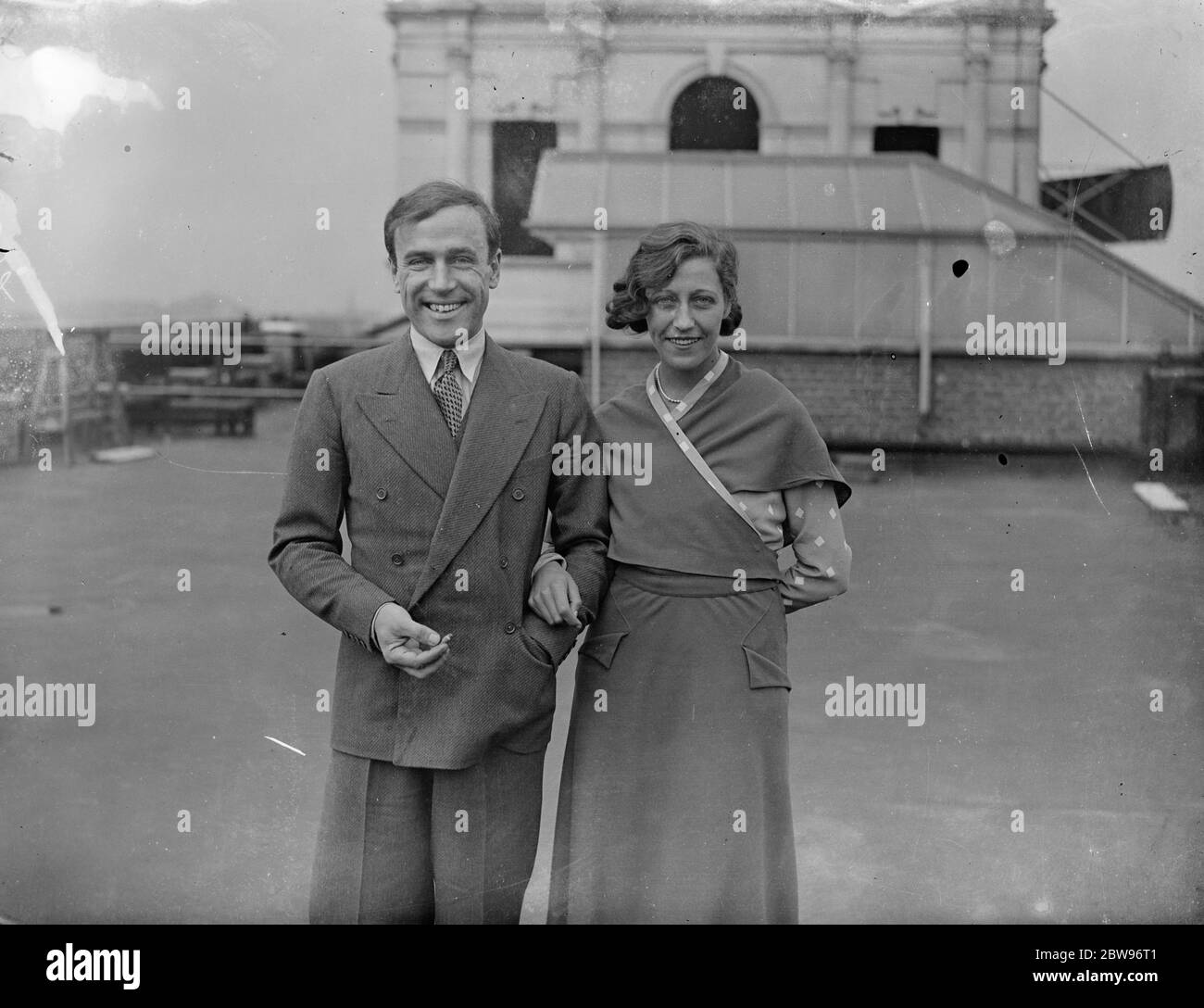 J EIN Mollison, um Miss Amy Johnson zu heiraten. Das Engagement wird von Herrn J A Mollison , der vor kurzem brach die England nach Kapstadt Flugrekord , zu Miss Amy Johnson , die einen wunderbaren Soloflug nach Australien gemacht angekündigt . Miss Amy Johnson und Mr J A Mollison , zum ersten Mal zusammen fotografiert nach dem Amunzement ihrer Verlobung . 10 Mai 1932 Stockfoto