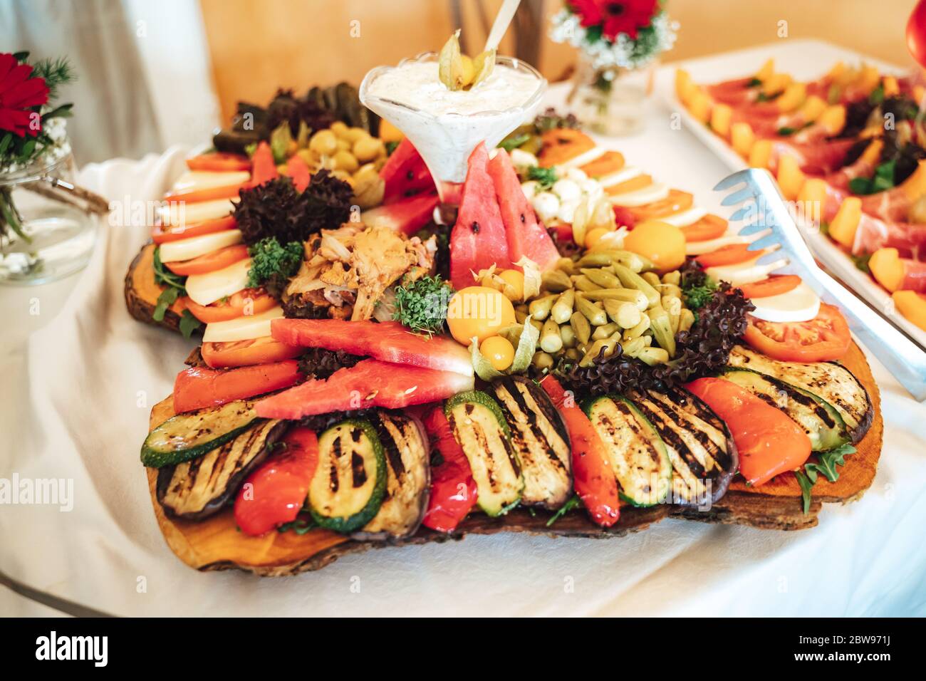 Vegetarischer Salat mit verschiedenen Gemüse und Obst auf dem Buffettisch. Feier, Party, Geburtstag oder Hochzeit Konzept. Stockfoto