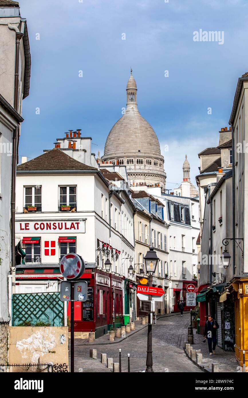 Paris, Frankreich - 12. Mai 2020: Typische Straße in Montmartre in Paris am Ende des Tages während der Sperrung durch Covid-19 Stockfoto