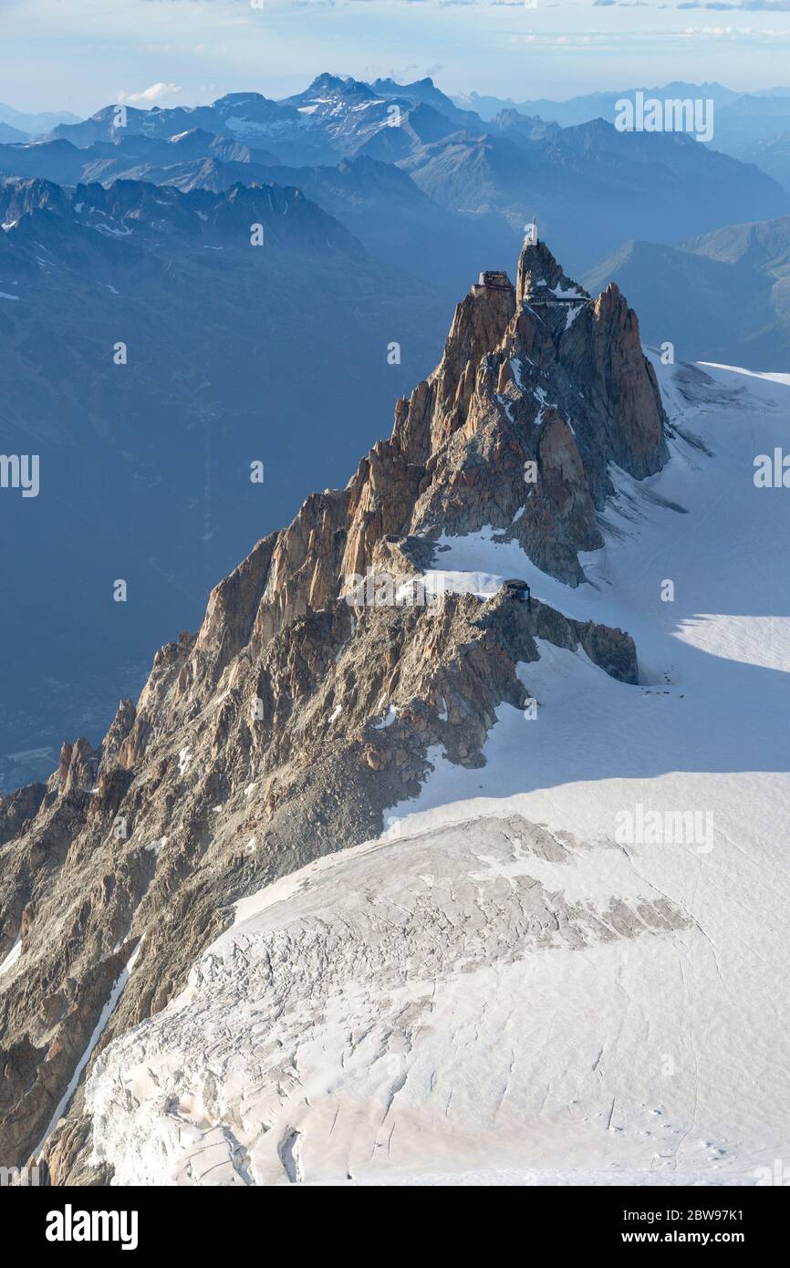 Aiguille du Midi vom Mont-Blanc du Tacul im Abendlicht in den französischen Alpen, Chamonix Mont-Blanc, Frankreich Stockfoto