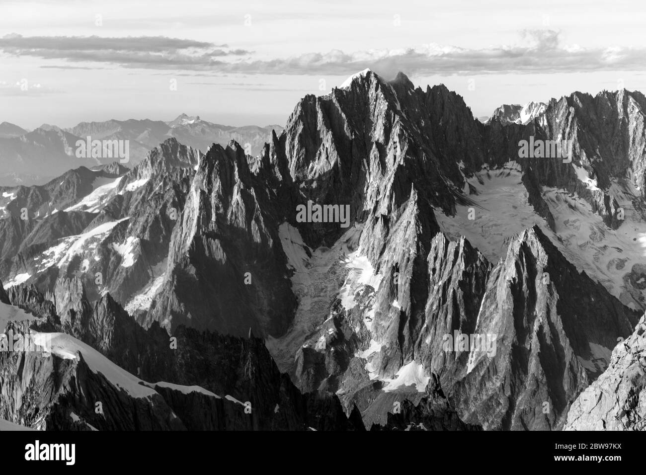 Alpengipfel, Felsen und Steine des Mont Blanc Massivs Blick vom Mont Maudit in den französischen Alpen, Chamonix-Mont-Blanc, Frankreich. Landschaftlich schöne Bilder von Wandern Konz Stockfoto