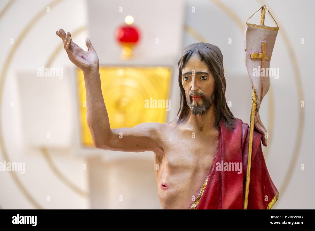 Statue des auferstandenen Jesus Christus. Auf dem Altar während der Osterzeit. Königin der Familie Katholische Kirche in Bratislava, Slowakei, 2020. Stockfoto