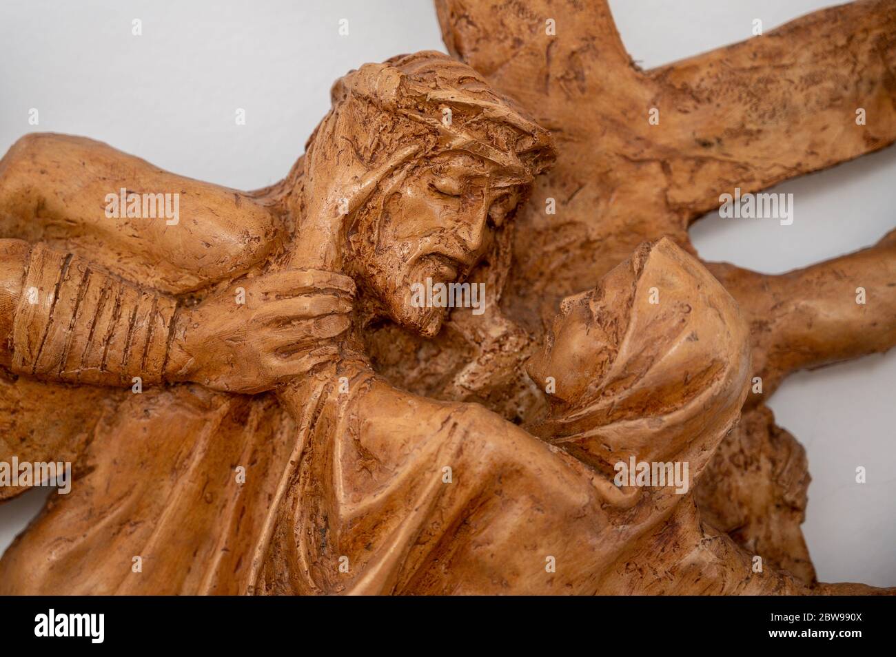 Jesus trifft seine Mutter. Teil des Kreuzwegees. Königin der Familie Katholische Kirche in Bratislava, Slowakei. Stockfoto