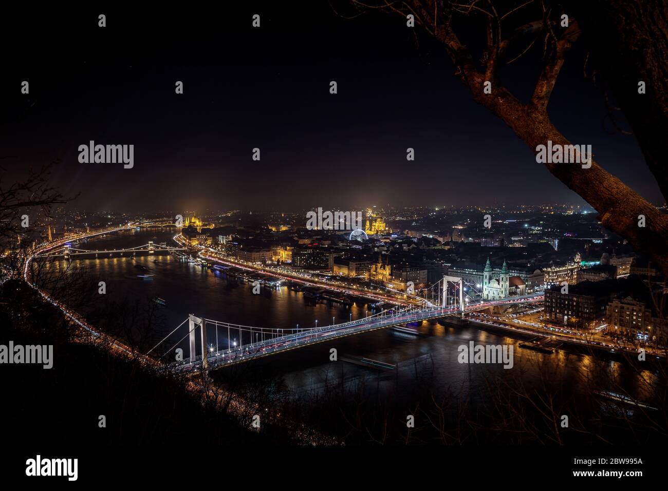 Atemberaubender Panoramablick über die Kettenbrücke über die Donau in Budapest Stockfoto