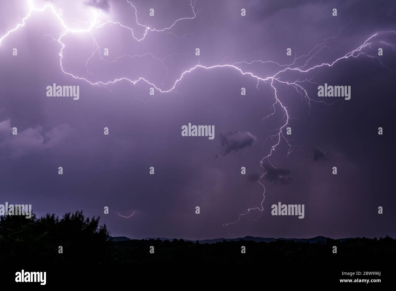 Starke und dramatische Blitze fallen auf den Boden während eines schweren Gewitters in Rumäniens Bergen Stockfoto