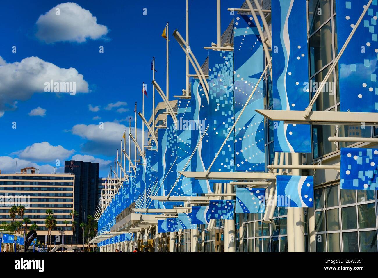 Blue Banners am Long Beach Convention Center Stockfoto