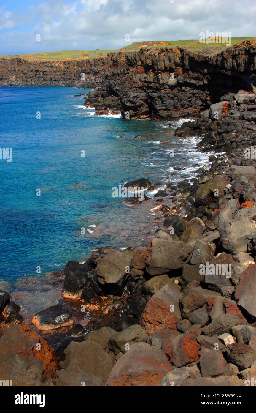 Zerklüftet und wunderschön, South Point auf der Insel Hawaii, hat felsige Klippen und lebhaftes blaues Wasser. Stockfoto