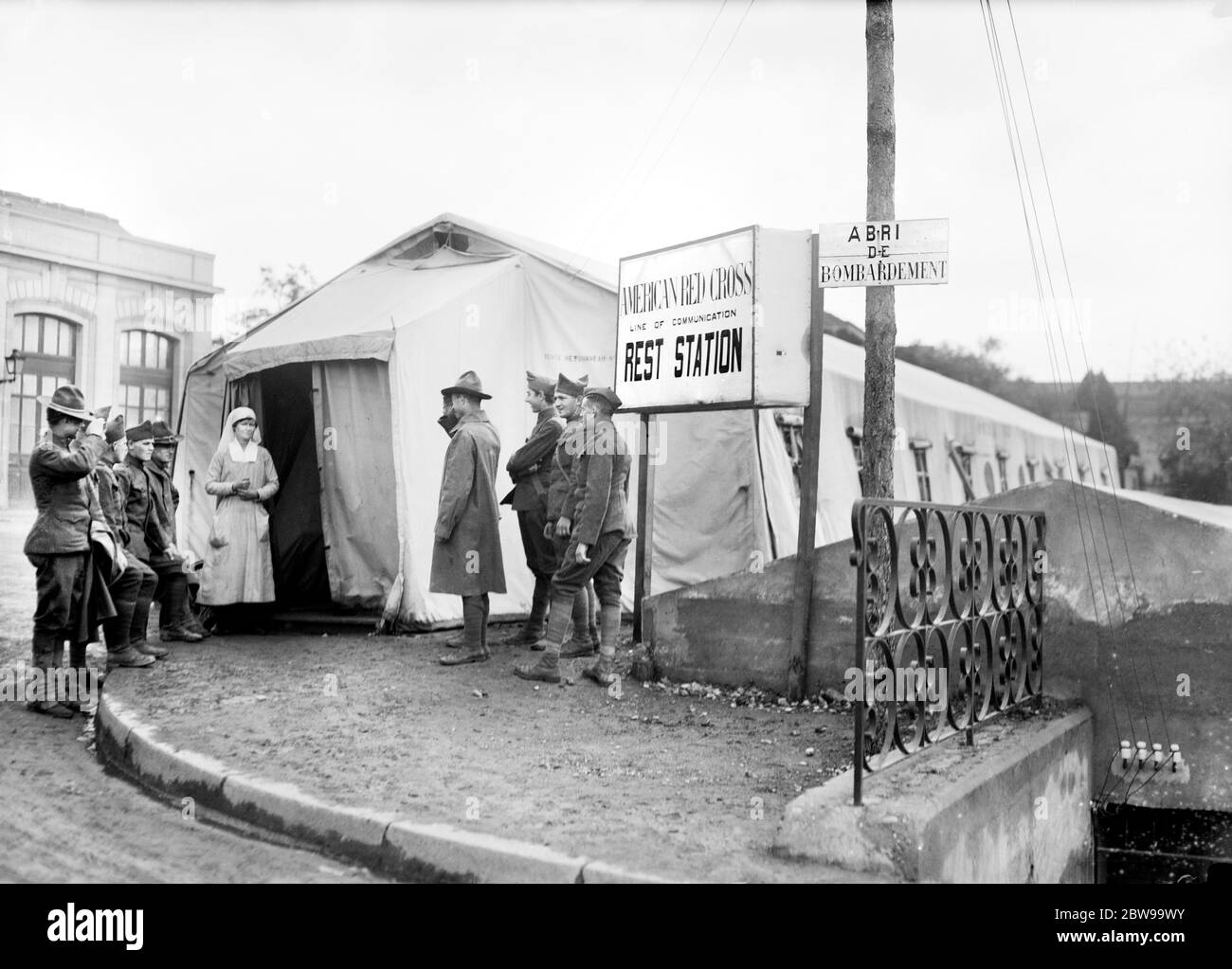 Arbeiter des amerikanischen Roten Kreuzes mit Soldaten an der ARC-Raststation neben Bomb Shelter, Toul, Frankreich, Lewis Wickes Hine, amerikanische Nationale Rotkreuz-Fotolabor-Sammlung, Juni 1918 Stockfoto