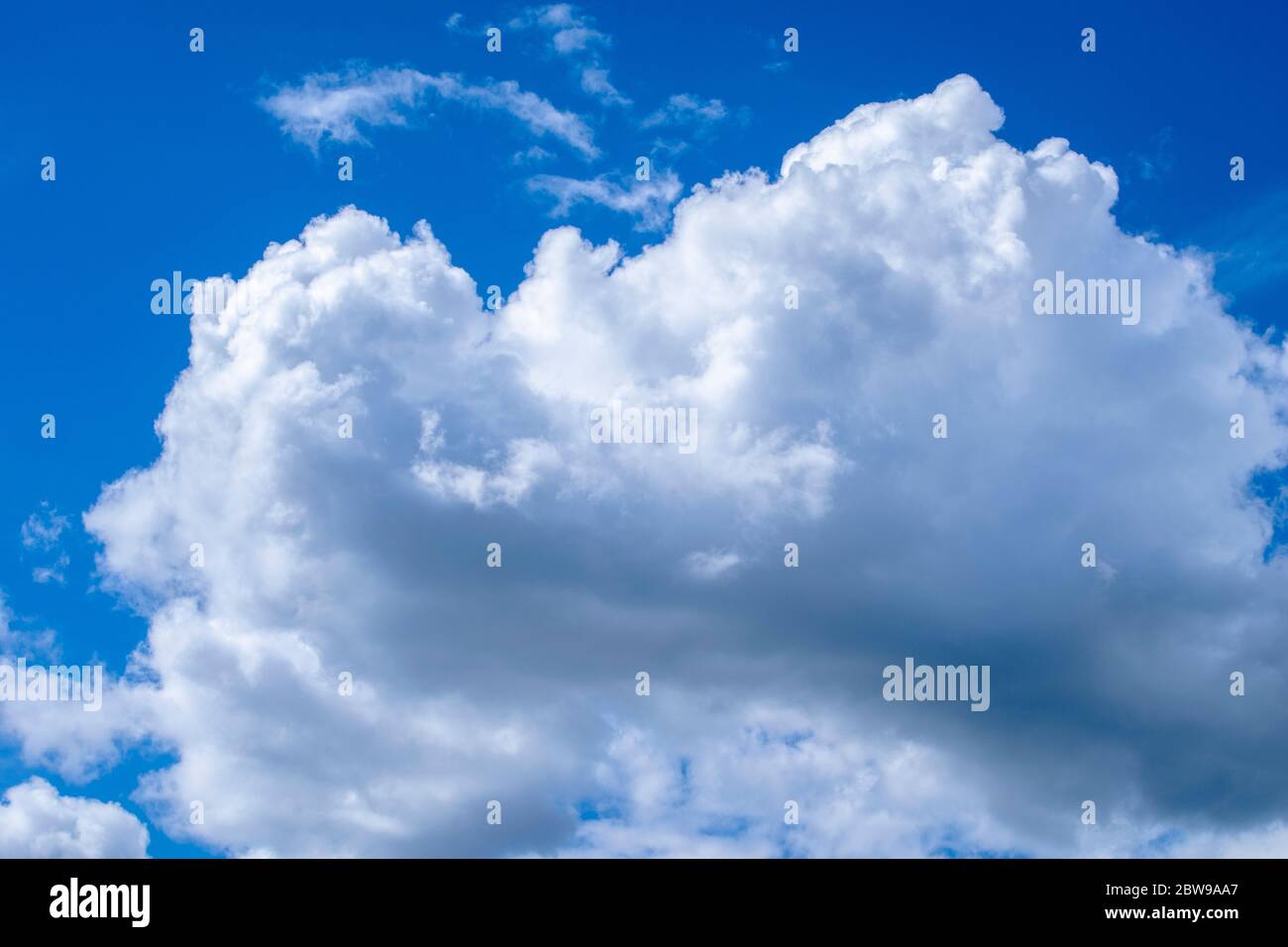Schönen blauen Himmel mit Wolken Stockfoto