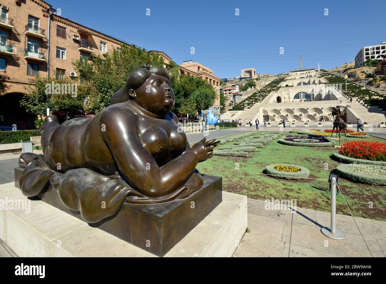 'Mujer Fumando un Cigarrillo' (eine Zigarette rauchende Frau), von Fernando Botero. Yerevan Cascade Complex, Armenien Stockfoto