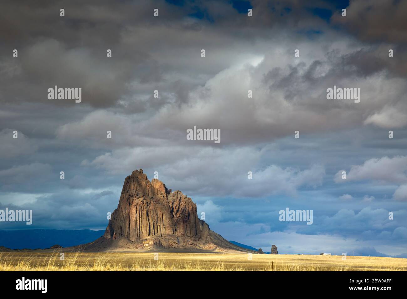 NM00239-00....NEW MEXICO - Shiprock, ein nationales Naturdenkmal, das Teil der Navajo Nation ist. Stockfoto