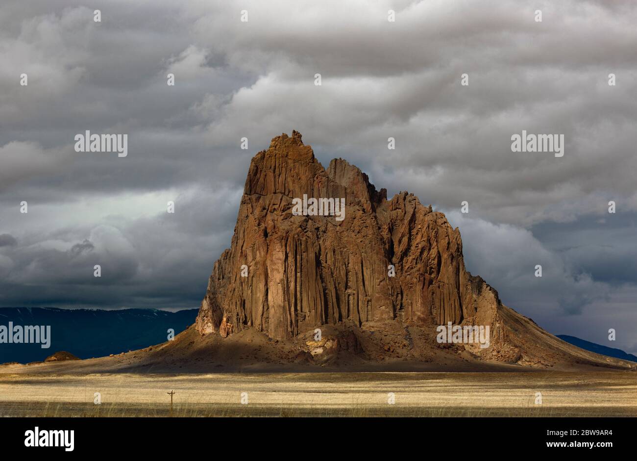 NM00240-00....NEW MEXICO - Shiprock, ein nationales Naturdenkmal, das Teil der Navajo Nation ist. Stockfoto
