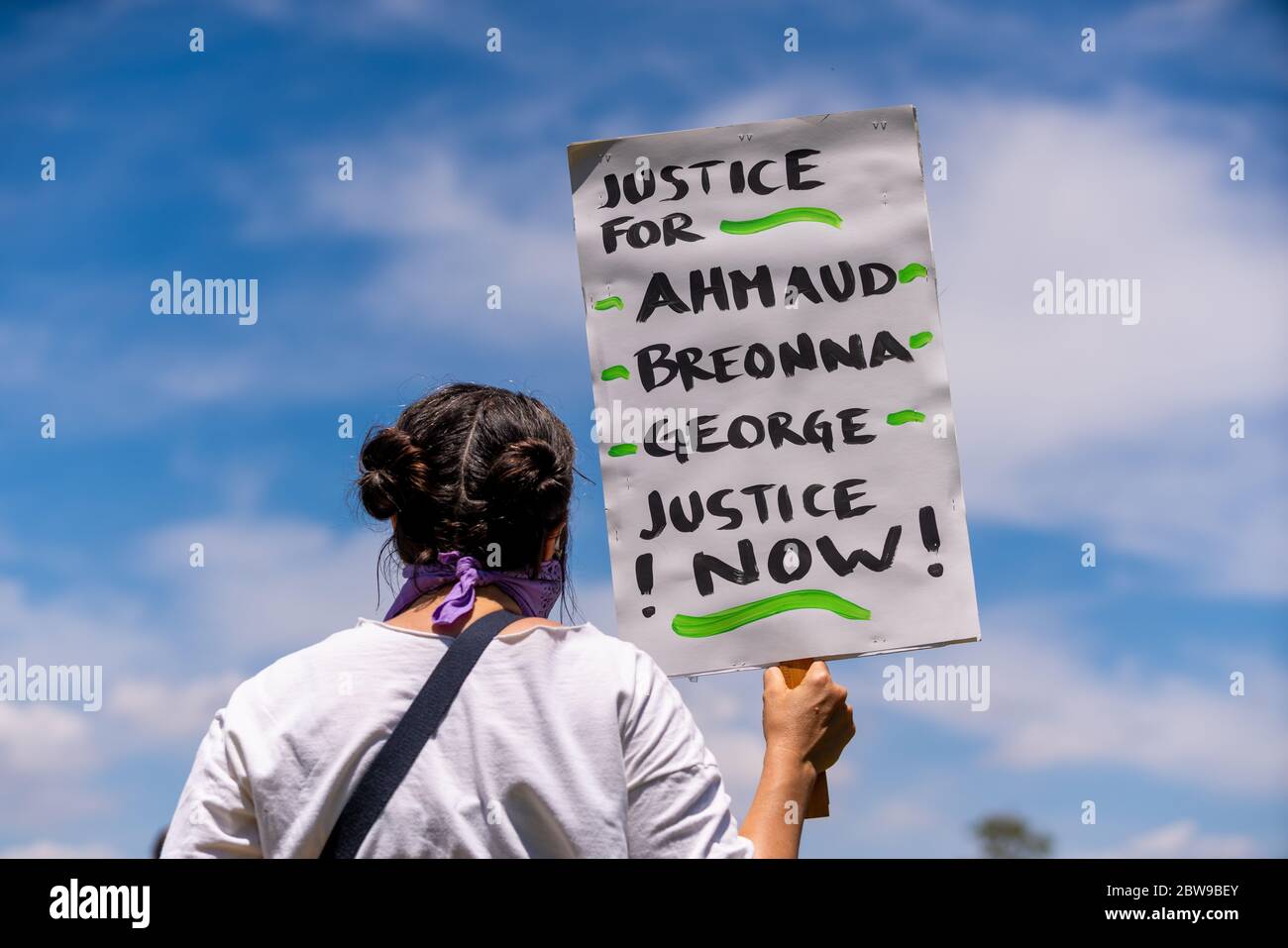 Protestierende im Pan Pacific Park im Fairfax District von Los Angeles, Kalifornien. Schild liest: "Gerechtigkeit für Ahmaud, Breonna, George, Gerechtigkeit jetzt!" Stockfoto