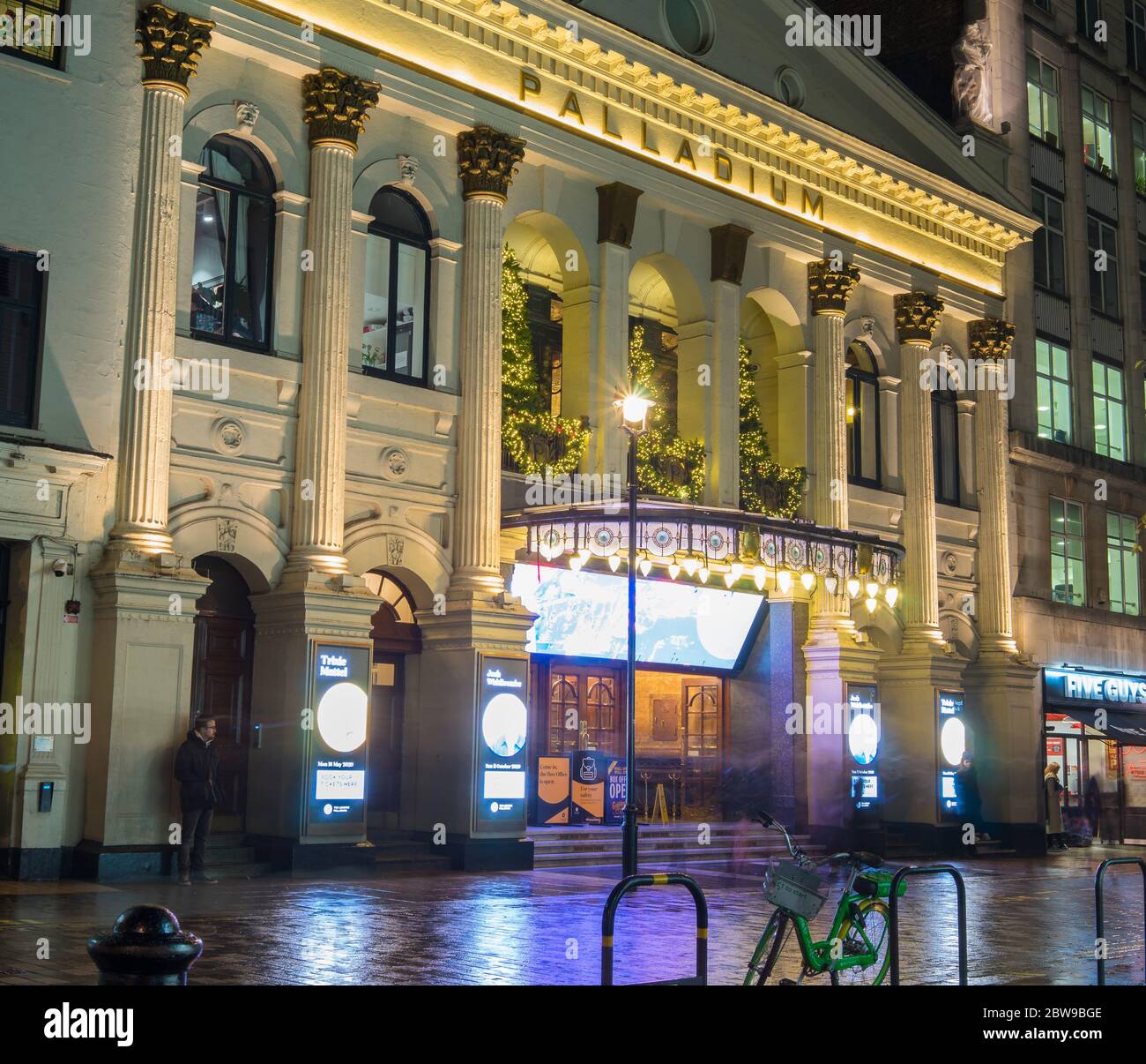 Das Palladium Theater bei Nacht mit Menschen vor sich bewegend. Foto mit langer Belichtung. London Stockfoto