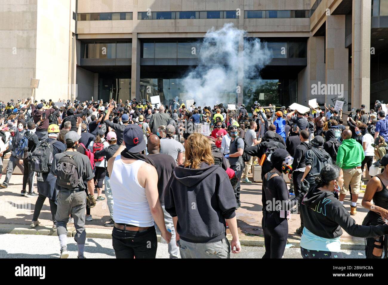 Tausende Demonstranten füllen den Bereich vor dem Justice Center in Cleveland, Ohio, USA während einer Demonstration gegen Polizeibrutalität. Der Tod von George Floyd in den Händen der Minneapolis-Polizei führte zu dem Protest in Cleveland sowie Proteste in den Vereinigten Staaten. Tränengas kann man vor dem Eingang zum Justizzentrum sehen. Stockfoto
