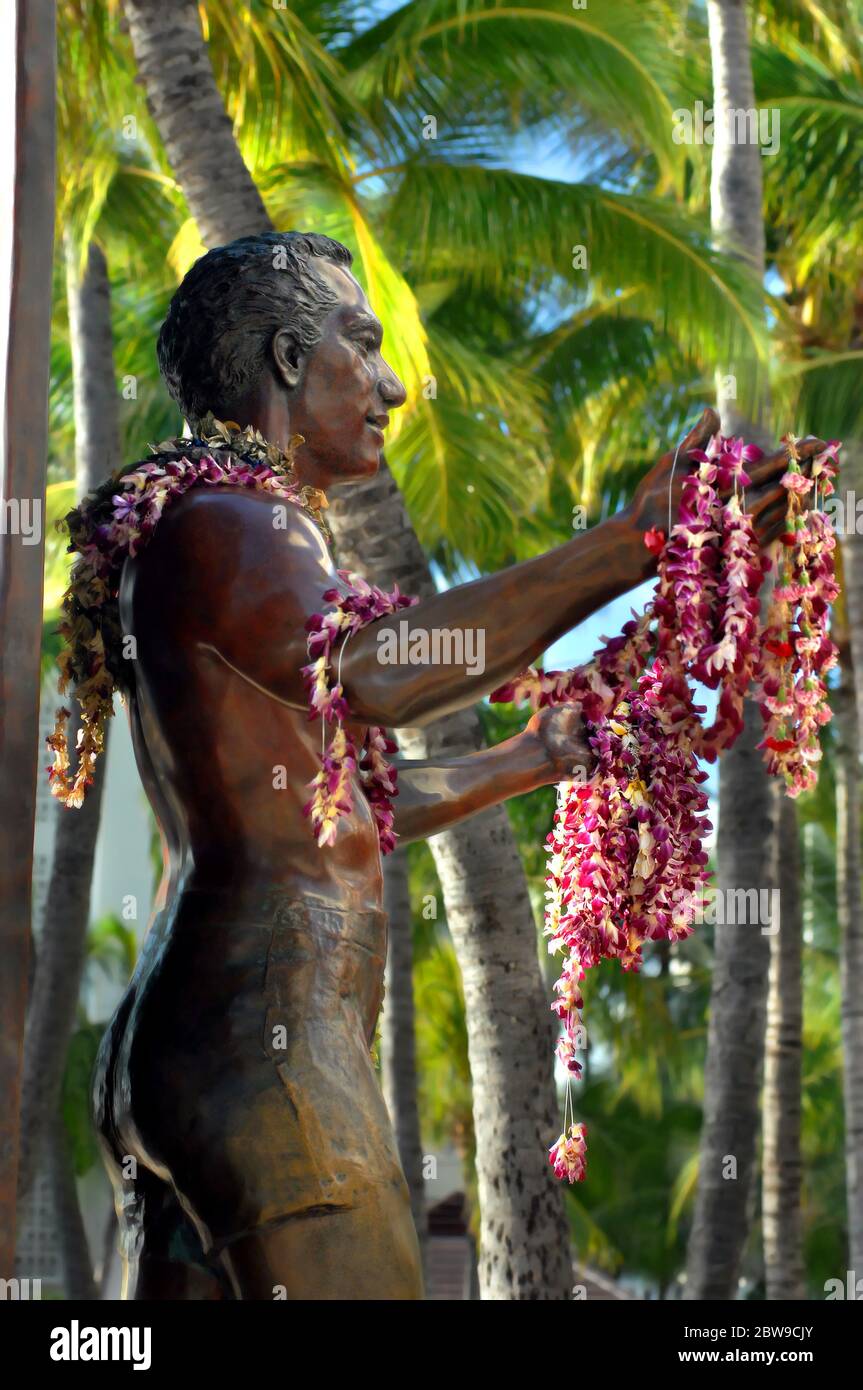 Duke Paoa Kahanamoku Statue zu Ehren eines der eigenen Helden Waikikis. Blumenleis hängen an seinen ausgestreckten Händen. Stockfoto