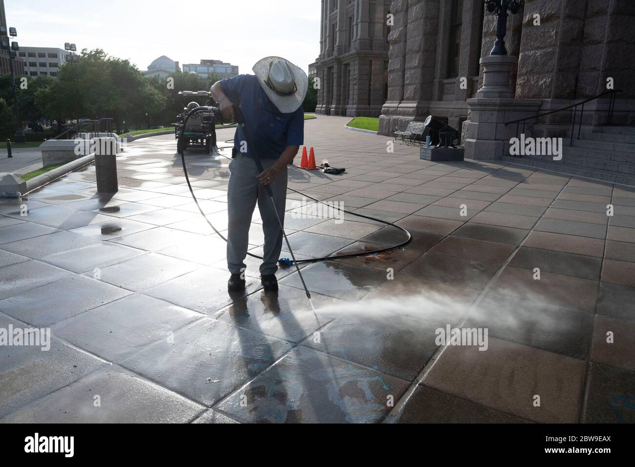 Austin, TX USA 30. Mai 2020: Hector Medano vom Texas State Capitol benutzt eine Waschmaschine, um Graffiti in einem Dutzend Stellen auf dem Texas Capitol zu reinigen, die von Hunderten von Demonstranten zurückgelassen wurden, die den unnötigen Minneapolis-Tod von George Floyd anprangern. Vandals hinterließ nach acht Stunden Protest eine Spur von Schäden in der Innenstadt von Austin. Kredit: Bob Daemmrich/Alamy Live Nachrichten Stockfoto