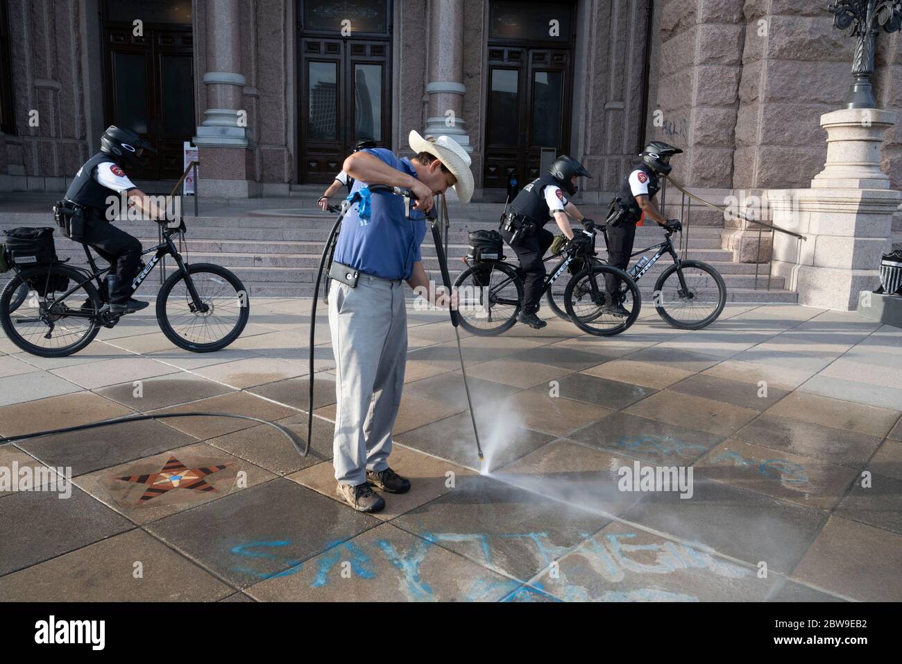 Austin, TX USA 30. Mai 2020: Hector Medano vom Texas State Capitol benutzt eine Waschmaschine, um Graffiti in einem Dutzend Stellen auf dem Texas Capitol zu reinigen, die von Hunderten von Demonstranten zurückgelassen wurden, die den unnötigen Minneapolis-Tod von George Floyd anprangern. Vandals hinterließ nach acht Stunden Protest eine Spur von Schäden in der Innenstadt von Austin. Kredit: Bob Daemmrich/Alamy Live Nachrichten Stockfoto