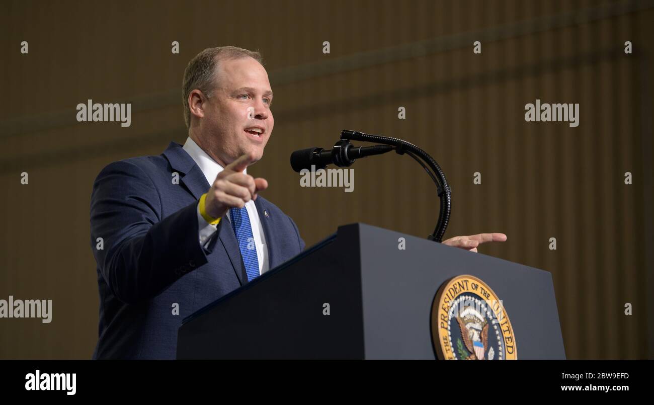 Cape Canaveral, Vereinigte Staaten von Amerika. 30 Mai 2020. NASA-Administrator Jim Bridenstine gratuliert NASA- und SpaceX-Teams im Vehicle Assembly Building nach dem erfolgreichen Start einer SpaceX Falcon 9 Rakete, die das Raumschiff Crew Dragon auf der NASA SpaceX Demo-2 Mission im Kennedy Space Center trägt 30. Mai 2020 Cape Canaveral, Florida. Die Raumsonde brachte die Astronauten Douglas Hurley und Robert Behnken auf ihrem Weg zur Internationalen Raumstation in die Umlaufbahn. Quelle: Bill Ingalls/NASA/Alamy Live News Stockfoto