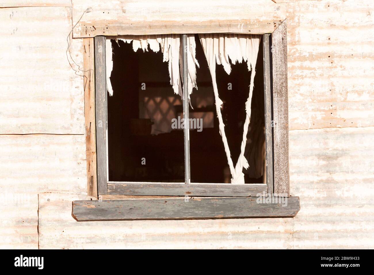 Fenster mit Holzrahmen auf einem Wellblechhaus der historischen Goldgräberstadt Gwalia, Leonora, Westaustralien Stockfoto