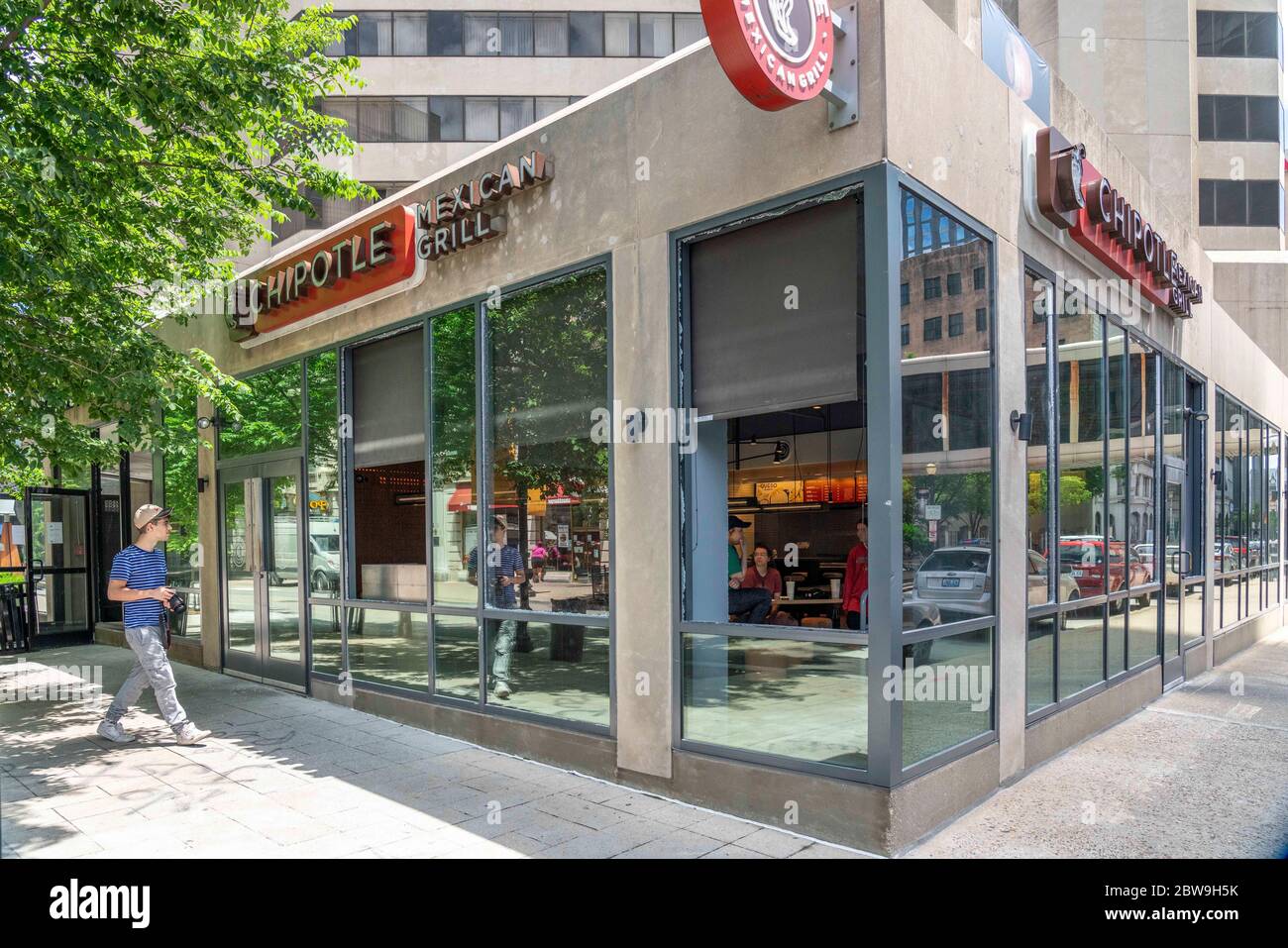 Louisville, Usa. Mai 2020. Chipoltle mit den meisten Fenstern, die in der Randzone an der 4th Street und Liberty Street am 30. Mai 2020 in Louisville, Kentucky, ausgebrochen sind. (Kredit: Steven Bullock / Der Fotozugang) Kredit: Der Fotozugang/Alamy Live News Stockfoto