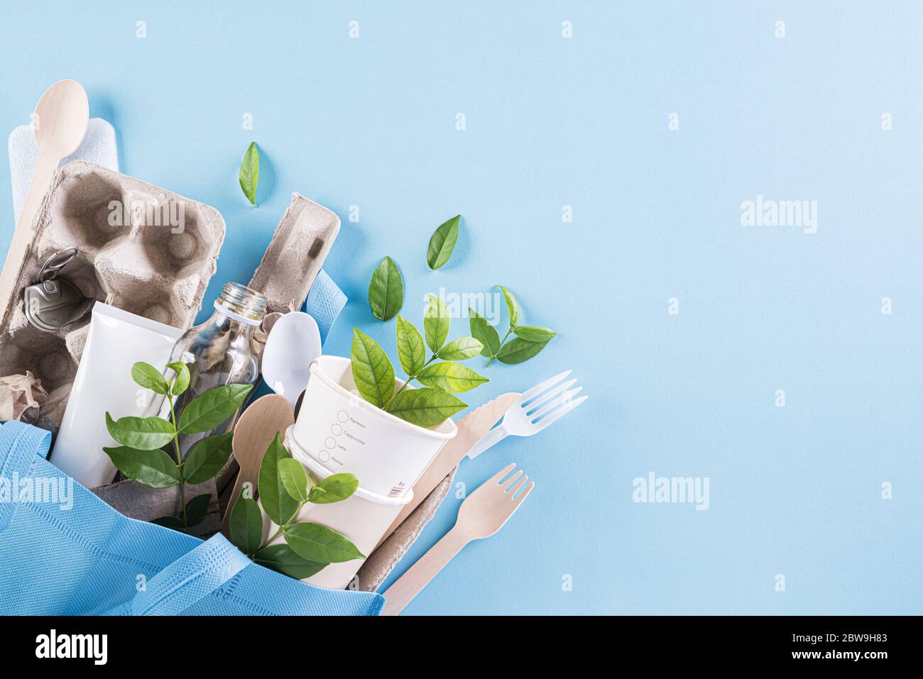 Verschiedene Müllmaterialien auf blauem Hintergrund. Recycling, Weltumwelttag, Go Green und Eco Concept Stockfoto