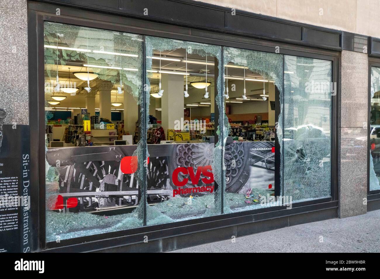 Louisville, Usa. Mai 2020. Fenster- und Innenschäden der CVS-Apotheke in der 4th Street und Chestnut am 30. Mai 2020 in Louisville, Kentucky. (Kredit: Steven Bullock / Der Fotozugang) Kredit: Der Fotozugang/Alamy Live News Stockfoto