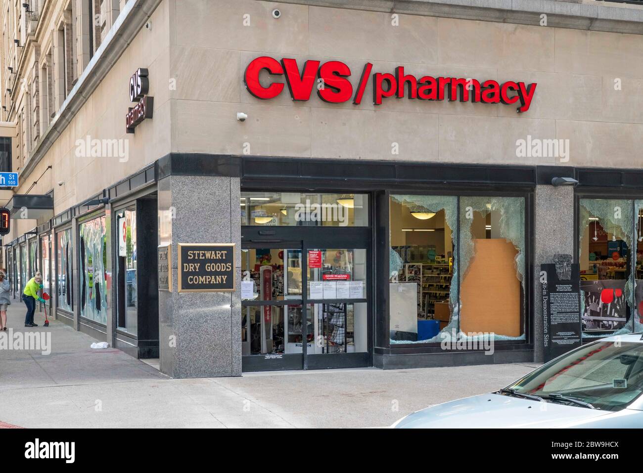 Louisville, Usa. Mai 2020. Fenster- und Innenschäden der CVS-Apotheke in der 4th Street und Chestnut am 30. Mai 2020 in Louisville, Kentucky. (Kredit: Steven Bullock / Der Fotozugang) Kredit: Der Fotozugang/Alamy Live News Stockfoto