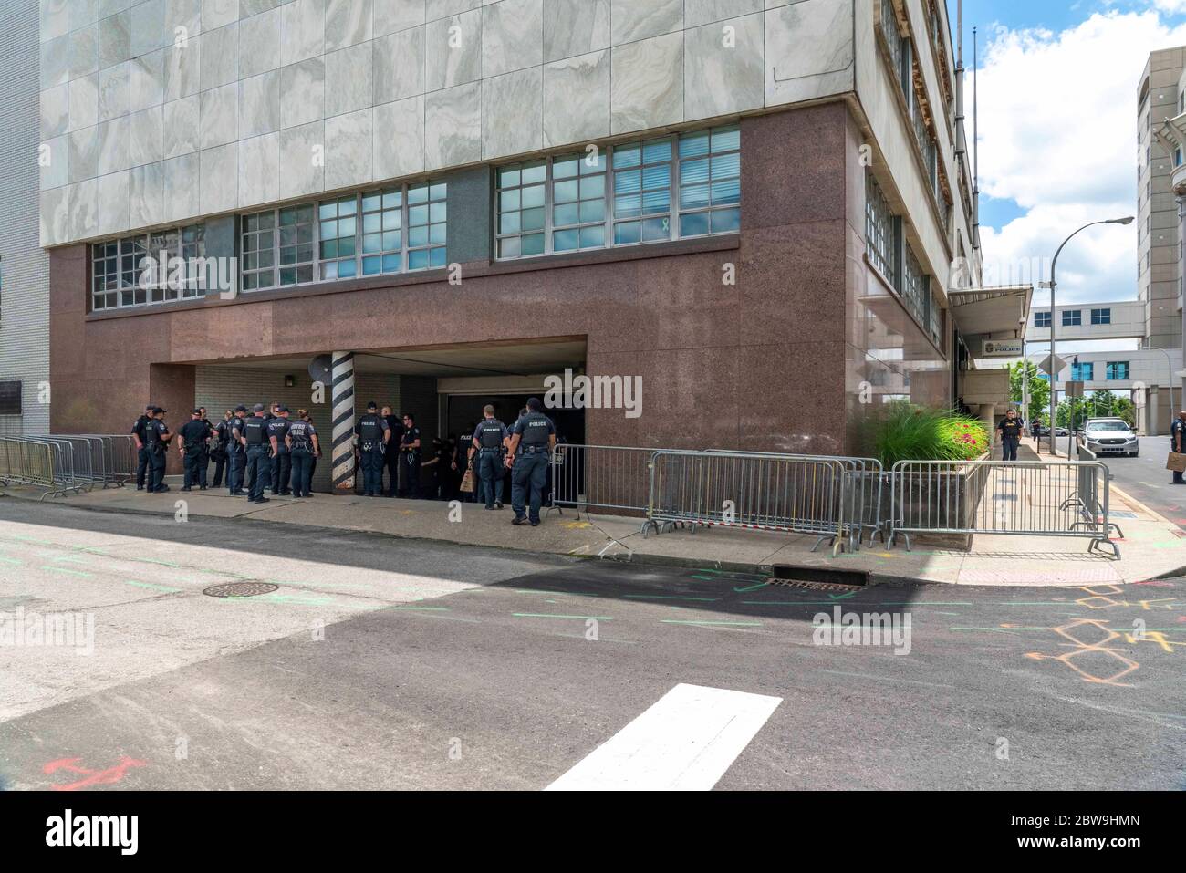 Louisville, Usa. Mai 2020. Polizist Schichtwechsel an der Ecke 7th Street am 30. Mai 2020 in Louisville, Kentucky. (Kredit: Steven Bullock / Der Fotozugang) Kredit: Der Fotozugang/Alamy Live News Stockfoto