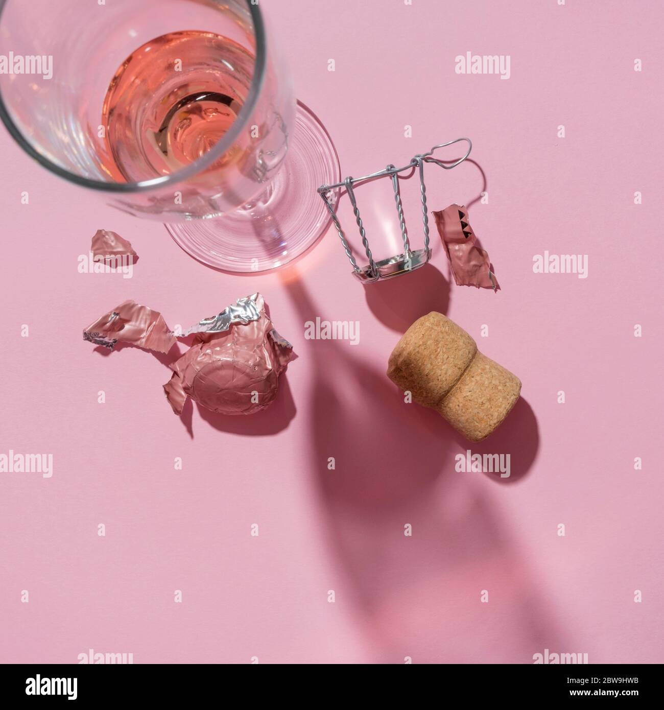 Studioaufnahme von Champagner Kork und Weinglas auf rosa Hintergrund Stockfoto