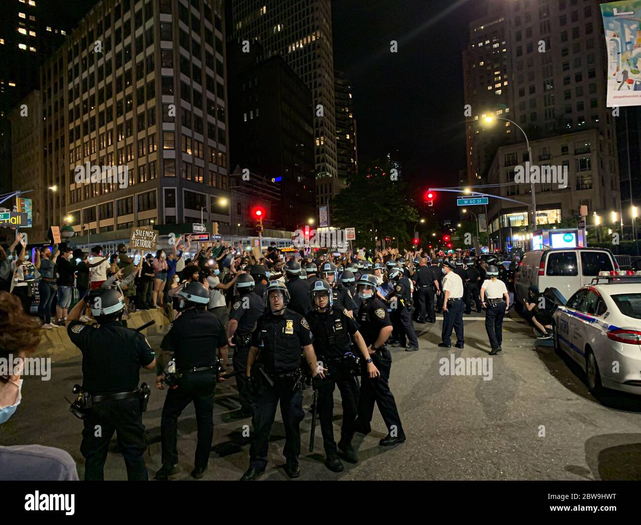 New York, New York, USA. Mai 2020. (NEU) Protest für George Floyd am Columbus Circle. 30. Mai 2020, New York, USA: Protestierende demonstrieren am Columbus Circle, Central Park an diesem Abend ihre Wut und Frustration für den Mord an dem Schwarzen George Floyd in Minneapolis. Eine Protestierende wurde verhaftet, als Menschen Polizeiauto, Bushaltestelle zerschlugen und zerstörten und überall Graffiti schrieben. Kredit: Niyi Fote /Thenews2 Kredit: Niyi Fote/TheNEWS2/ZUMA Wire/Alamy Live News Stockfoto