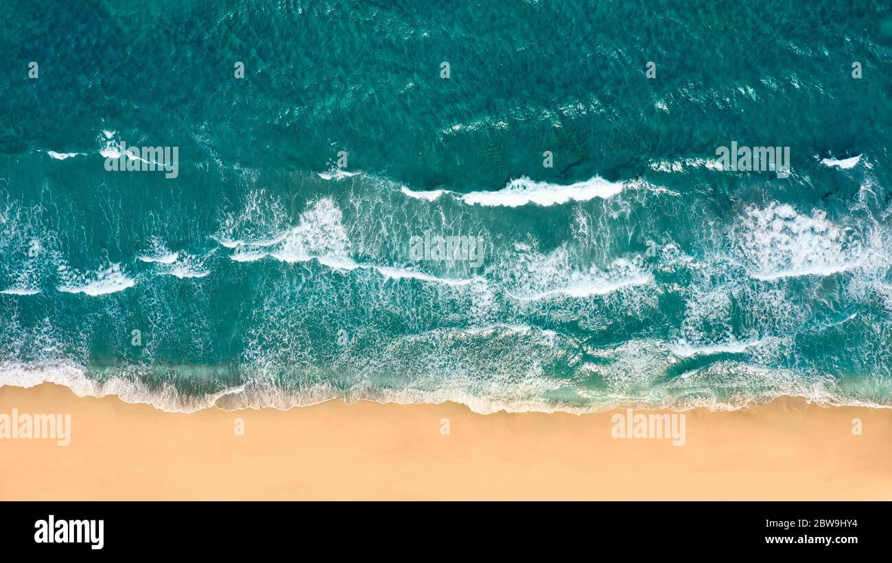 USA, Florida, Delray Beach, Blick von oben auf Meereswellen und Sand Stockfoto