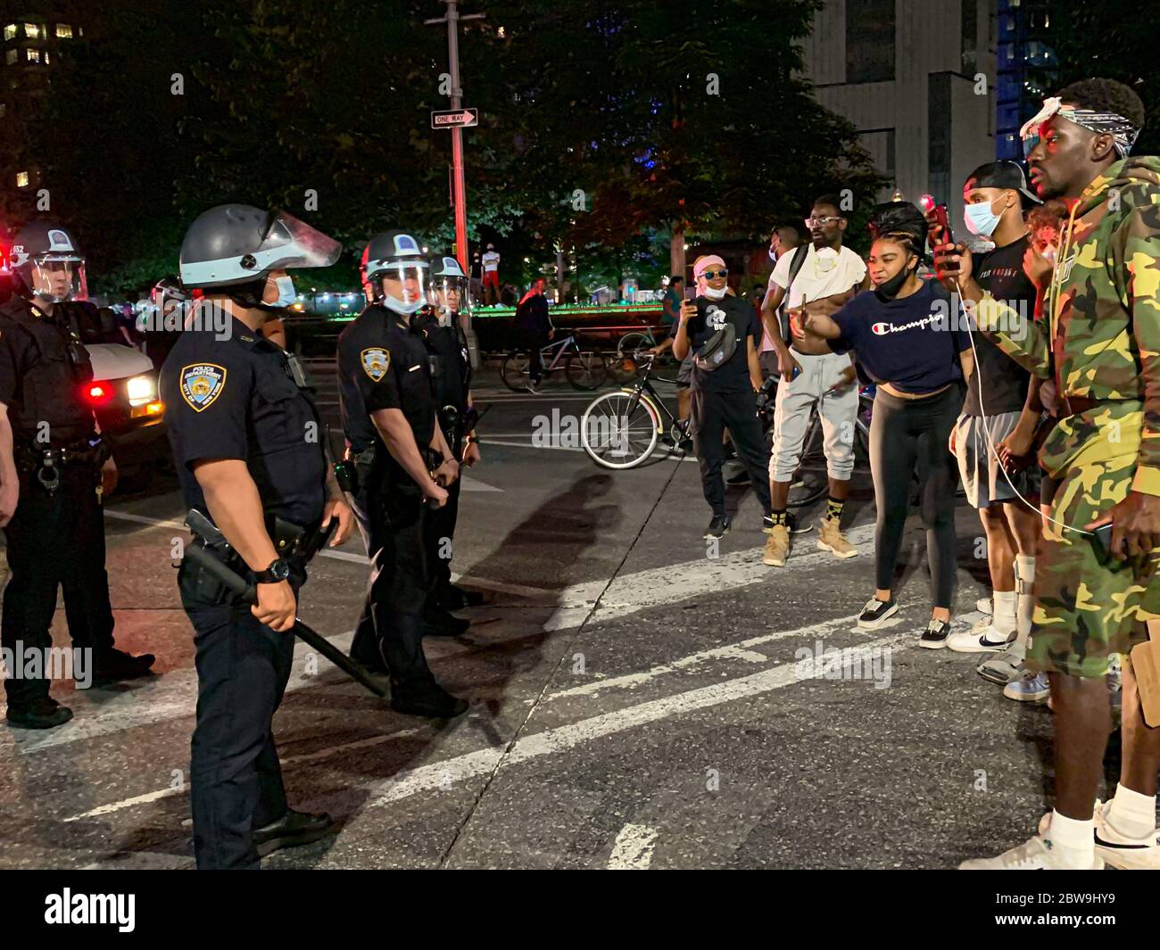 New York, New York, USA. Mai 2020. (NEU) Protest für George Floyd am Columbus Circle. 30. Mai 2020, New York, USA: Protestierende demonstrieren am Columbus Circle, Central Park an diesem Abend ihre Wut und Frustration für den Mord an dem Schwarzen George Floyd in Minneapolis. Eine Protestierende wurde verhaftet, als Menschen Polizeiauto, Bushaltestelle zerschlugen und zerstörten und überall Graffiti schrieben. Kredit: Niyi Fote /Thenews2 Kredit: Niyi Fote/TheNEWS2/ZUMA Wire/Alamy Live News Stockfoto