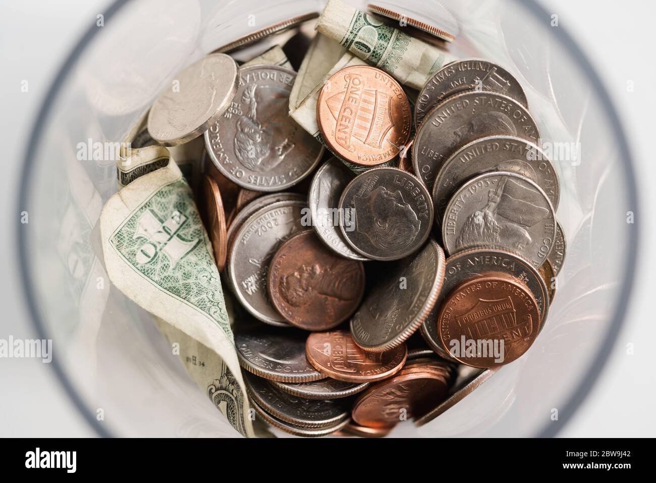 Ansicht von amerikanischen Cents und Banknoten im Glas Stockfoto