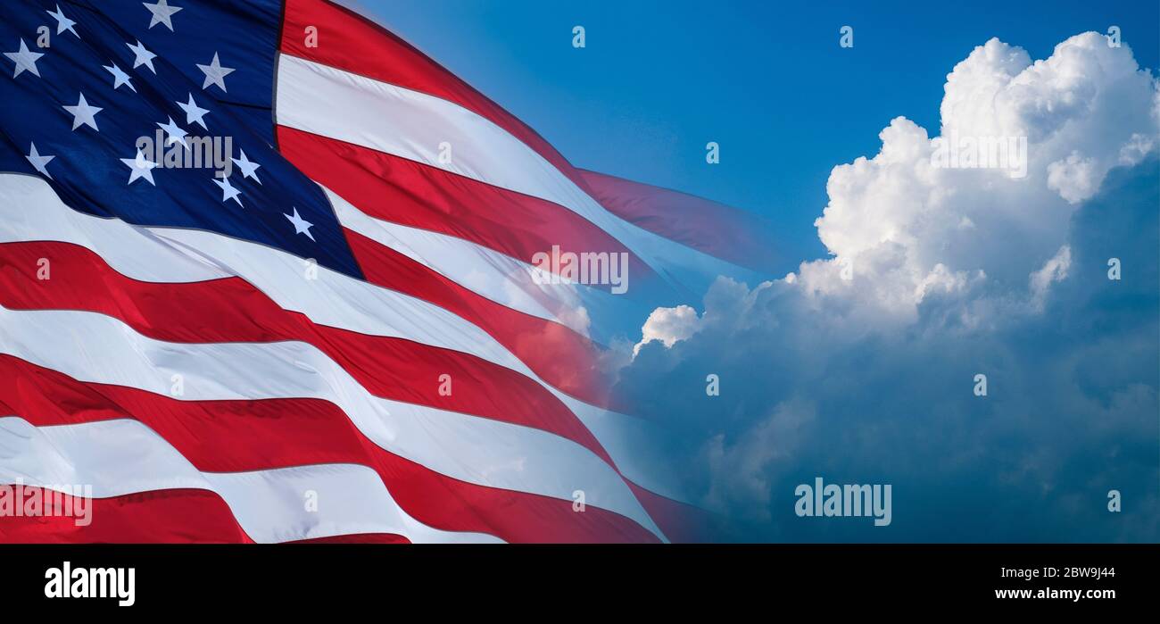 Digital generiertes Bild von amerikanischer Flagge und Wolken Stockfoto