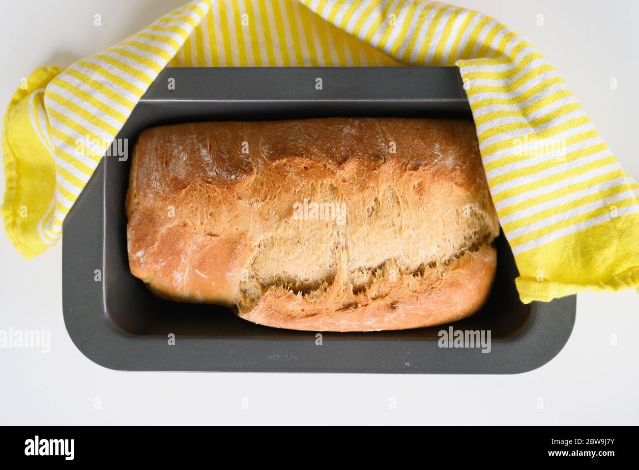 Laib frisch gebackenes selbstgebackenes Brot Stockfoto