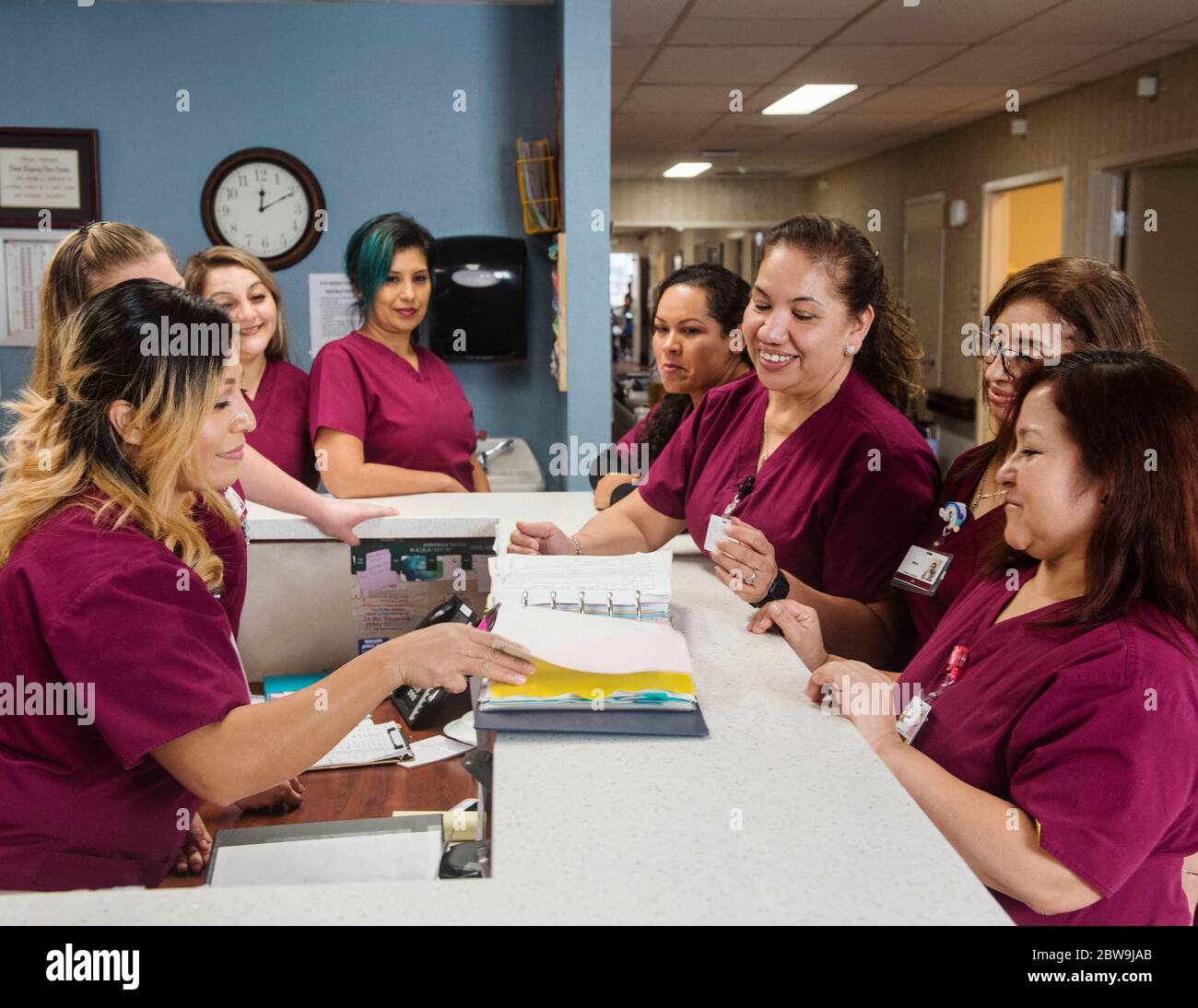 Krankenschwestern an der Rezeption Stockfoto