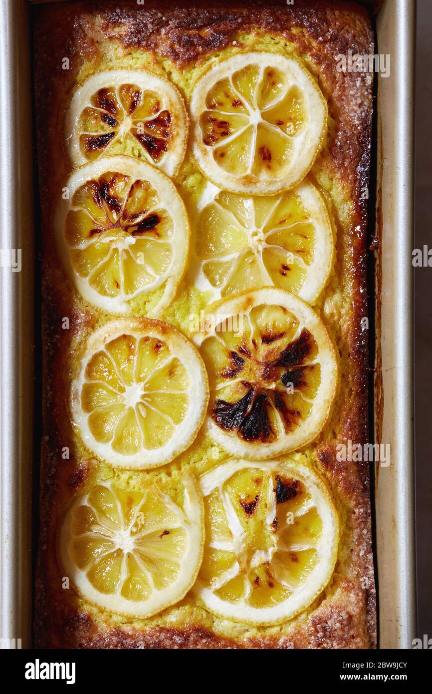 Zitronenkuchen in Backform Stockfoto