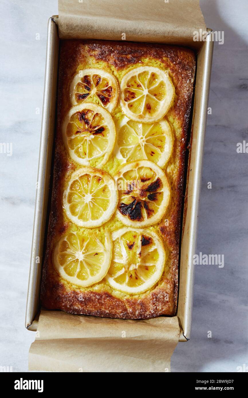 Zitronenkuchen in Backform Stockfoto