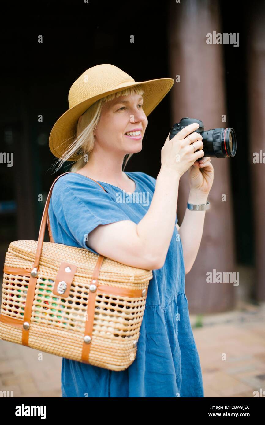 Frau Holding Digitalkamera Stockfoto