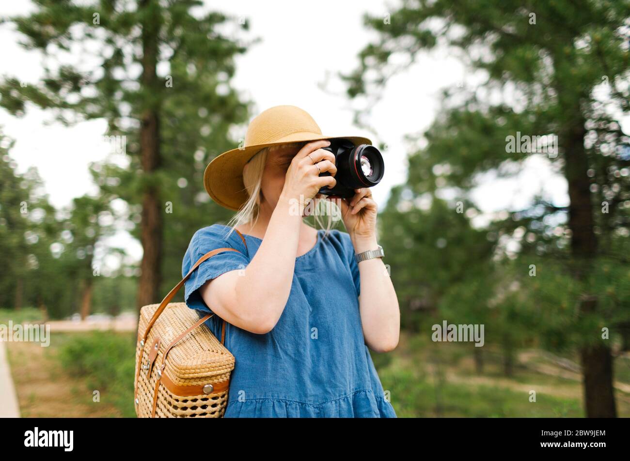 USA, Utah, Bryce Canyon, Frau fotografiert mit Digitalkamera im Nationalpark Stockfoto