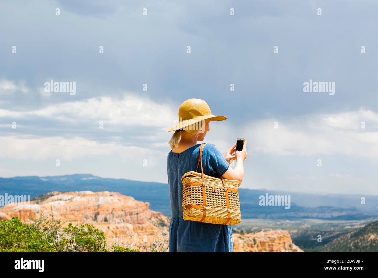 USA, Utah, Bryce Canyon, Frau fotografiert Canyon mit Smartphone Stockfoto