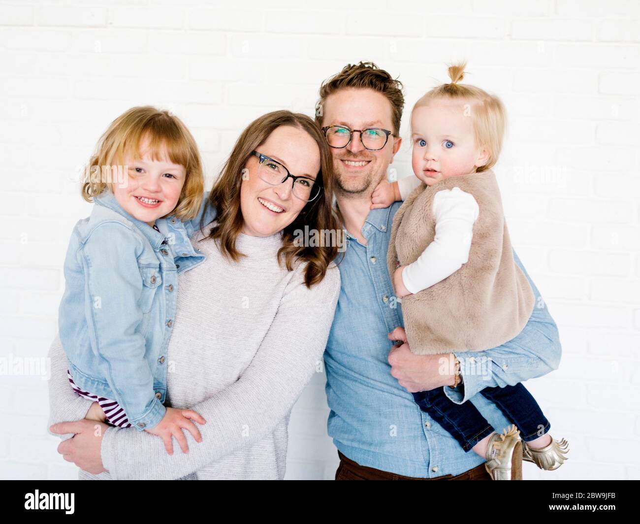 Familienporträt mit Töchtern (2-3, 6-7) Stockfoto