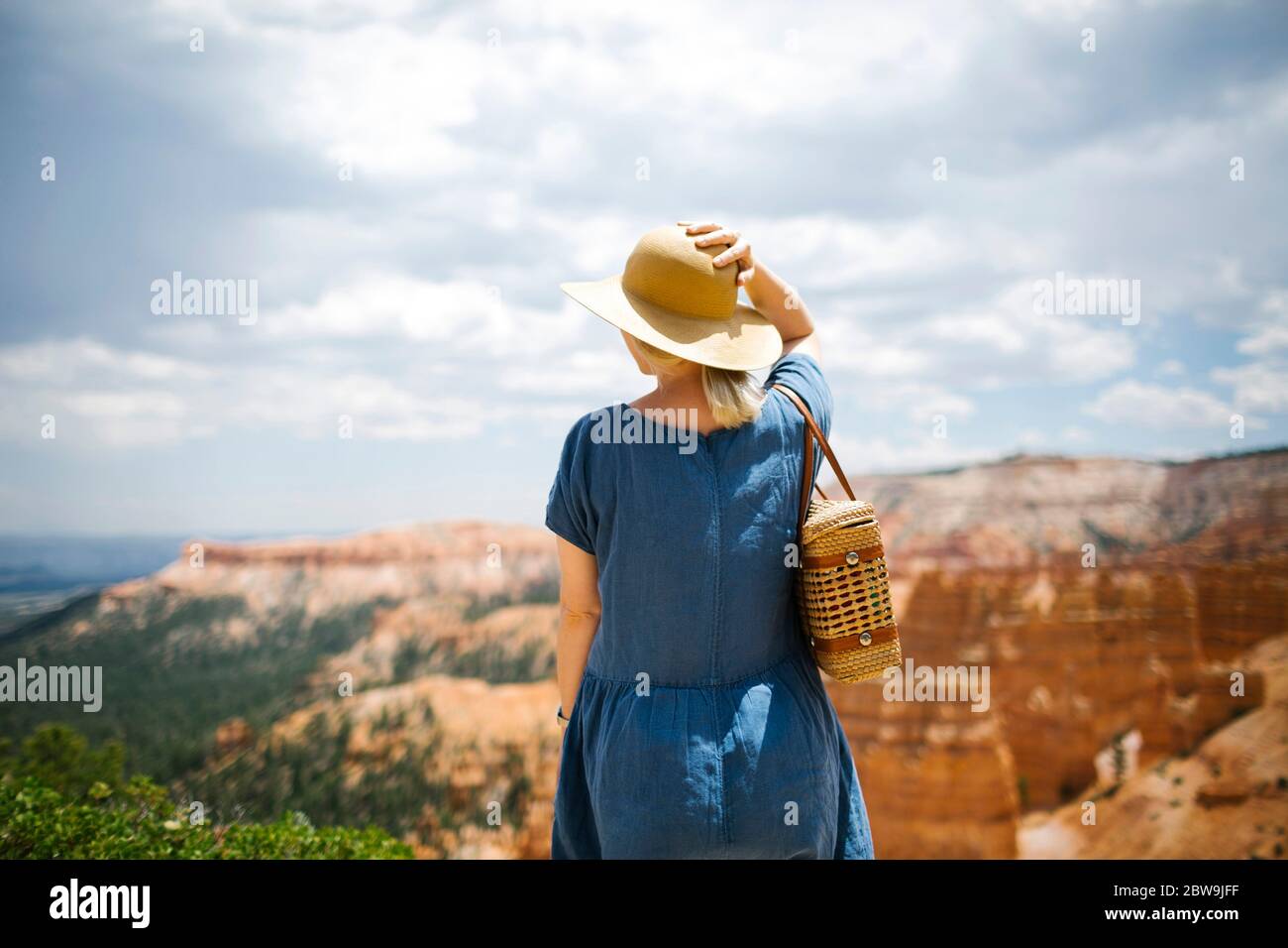 USA, Utah, Bryce Canyon, Frau im Hut beim Blick auf den Canyon Stockfoto