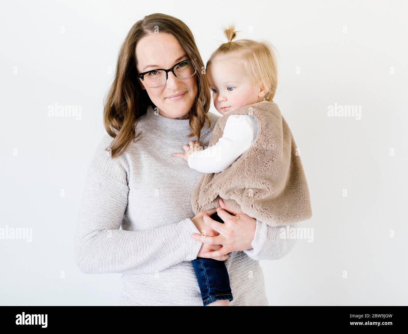 Mutter Holding Tochter (2-3) Stockfoto