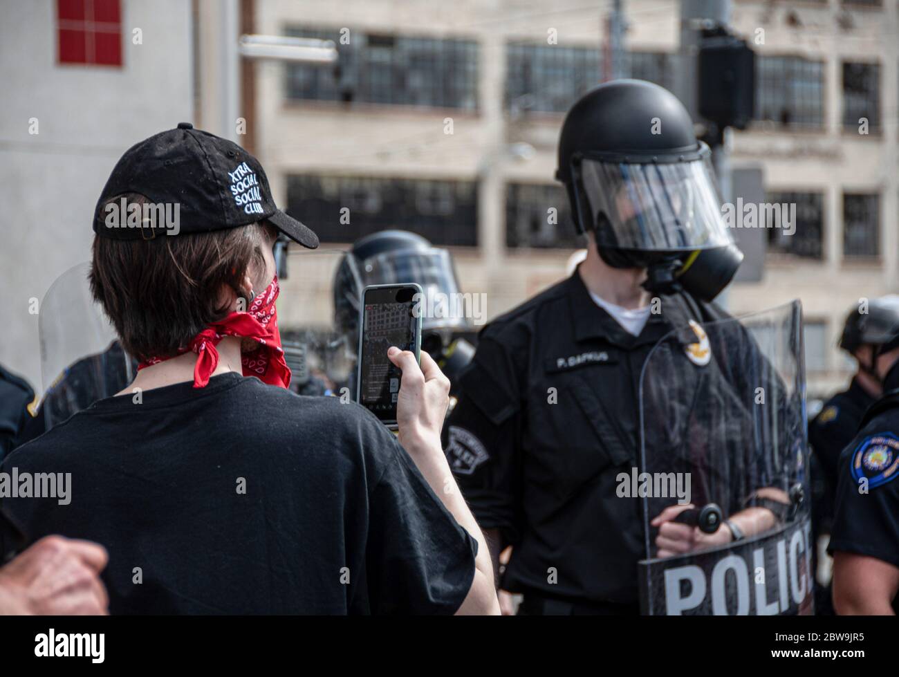 Dayton, Vereinigte Staaten Von Amerika. Mai 2020. Ein Protestler zeigt mit Instagram Live die Vorgänge des heutigen Protestes gegen den Tod von George Floyd. Mehrere Menschen protestieren in der Nähe der USA in Solidarität mit George Floyd und anderen Afroamerikanern, die von der Polizei getötet wurden. Quelle: SOPA Images Limited/Alamy Live News Stockfoto